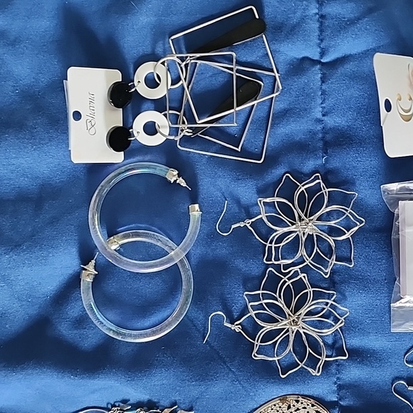 13 pairs of earrings - Picture 3 of 5